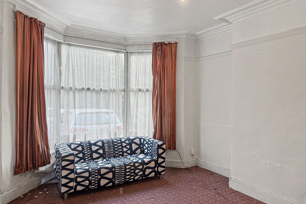 Property photo 3 of 22 120 Yardley Wood Road, Birmingham B13 9Je