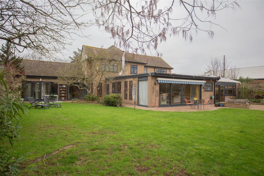 Property photo 2 of 40