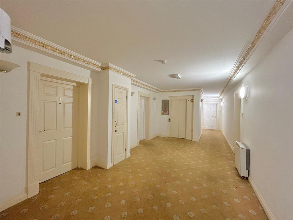 Property photo 3 of 13 Communal Area.Jpg