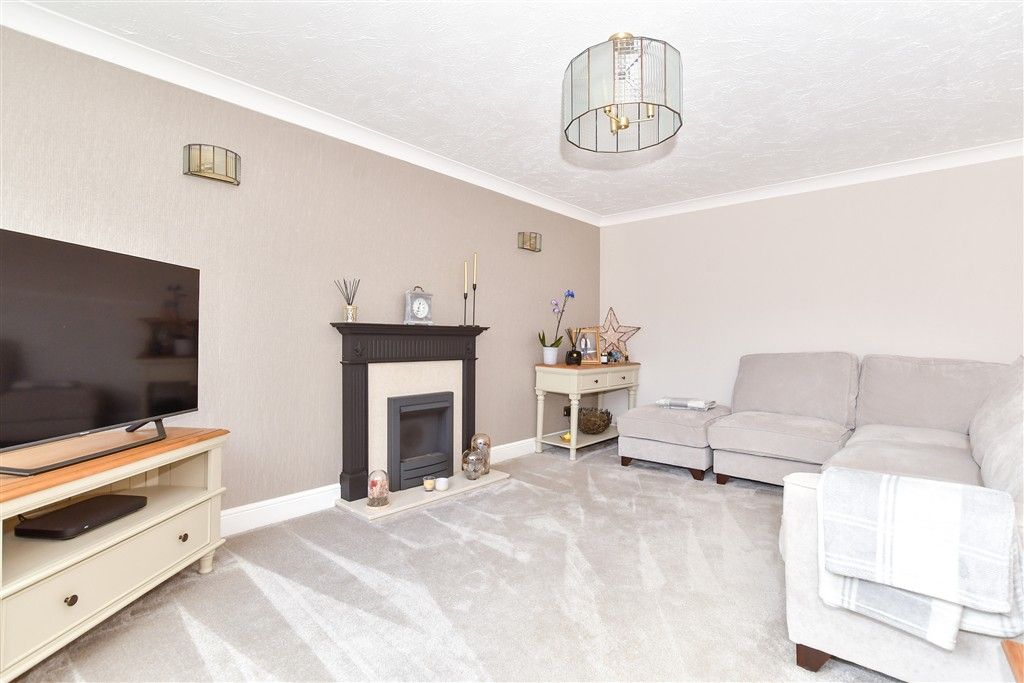 Property photo 1 of 13 Lounge