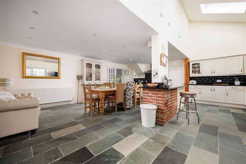 Property photo 2 of 37