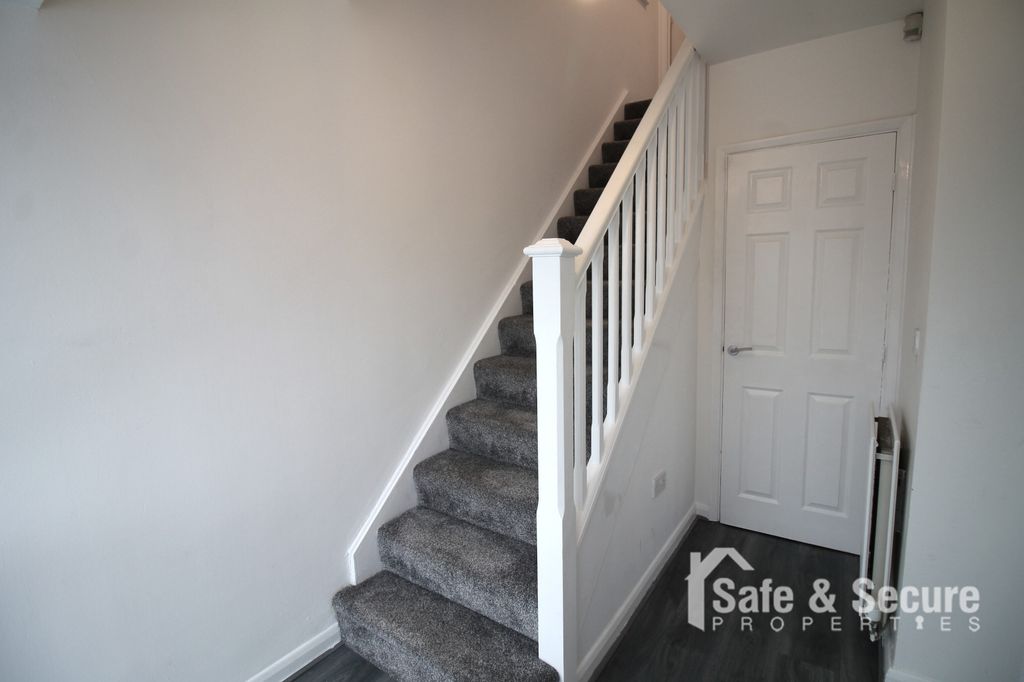 Property photo 2 of 15 Entrance Hall (1)