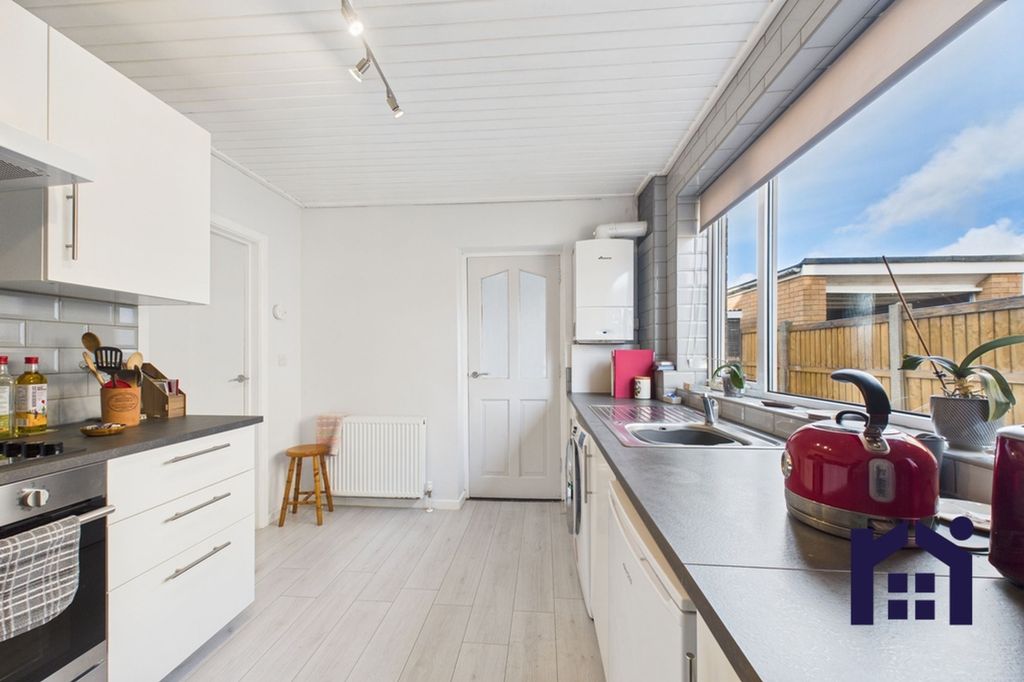 Property photo 3 of 21 Kitchen