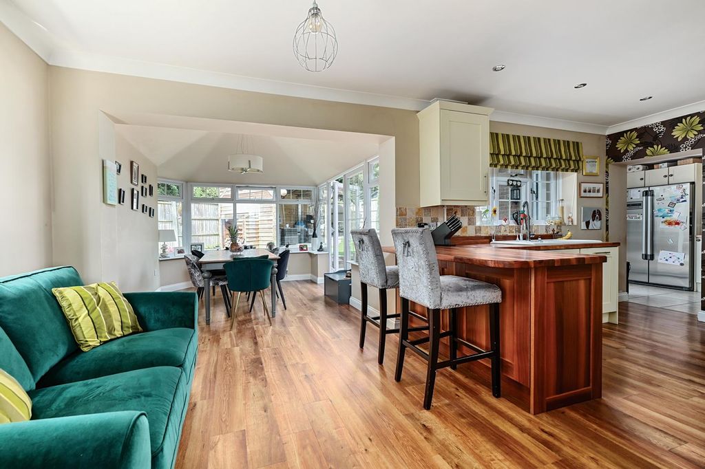 Property photo 2 of 18 Kitchen/Breakfast Room