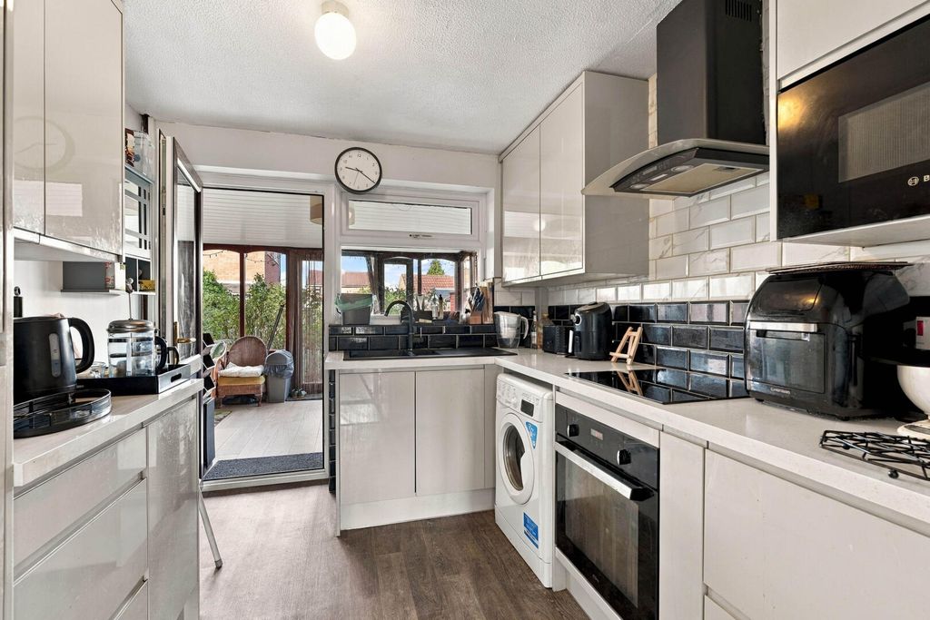 Property photo 3 of 23 Kitchen