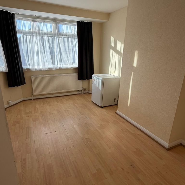 Property photo 3 of 8 Gallery