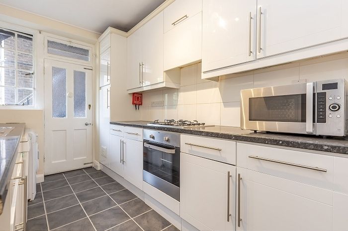 Property photo 2 of 14 700