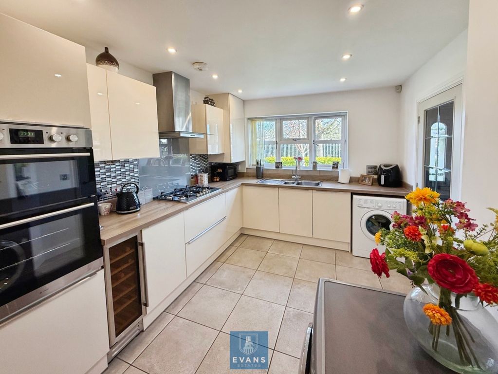 Property photo 2 of 20 Kitchen