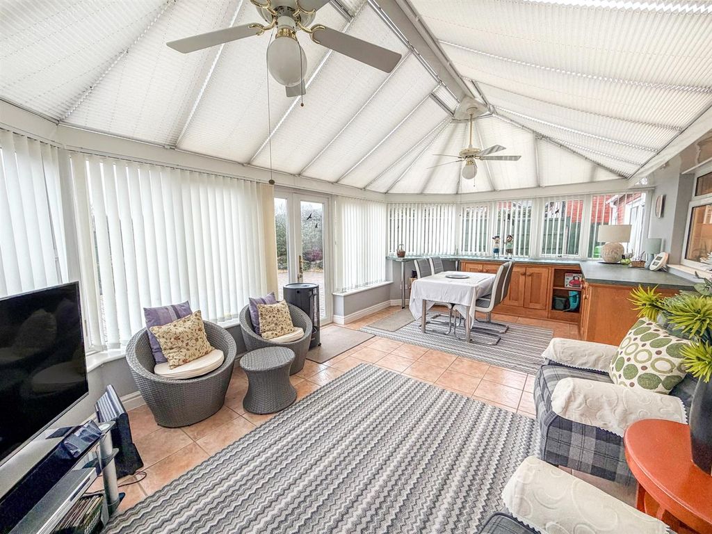 Property photo 3 of 22 Conservatory