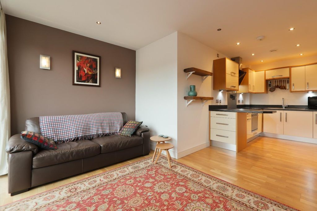 Property photo 1 of 18 Lounge