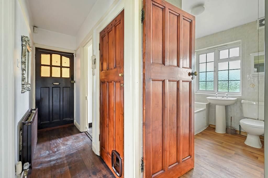 Property photo 2 of 11 04-5Ac2Gcpmsc - 19 Barons Court - Hall - Original