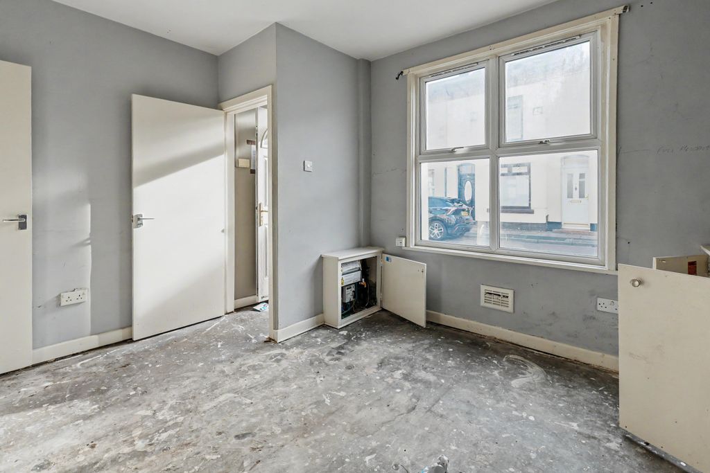 Property photo 3 of 14 27 Grange Street, Liverpool, L6 4Ay