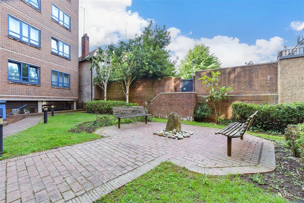 Property photo 2 of 14 Communal Gardens