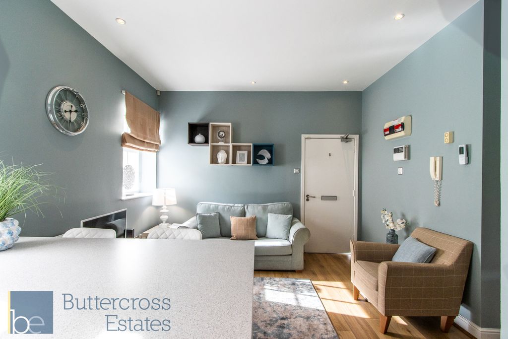 Property photo 3 of 11 Living Room