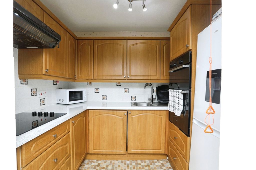 Property photo 3 of 11 Kitchen