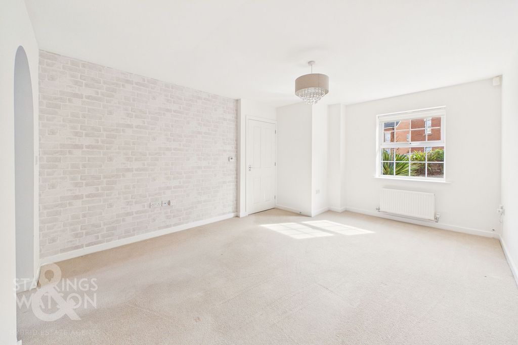 Property photo 2 of 21