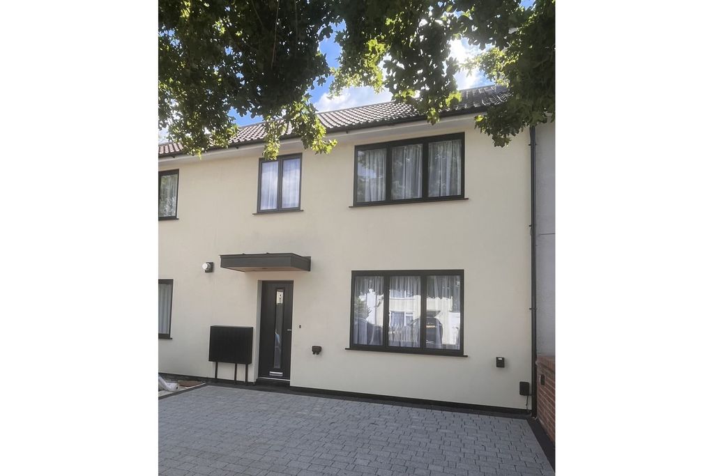 Property photo 1 of 32