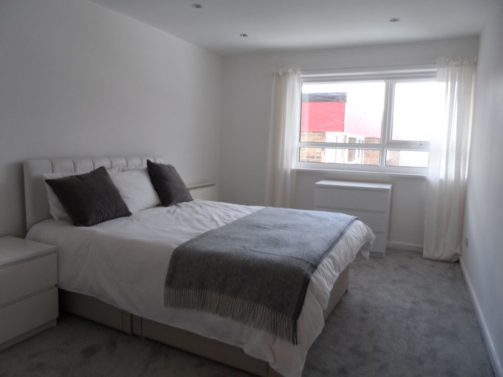 Property photo 3 of 9 Bed 1