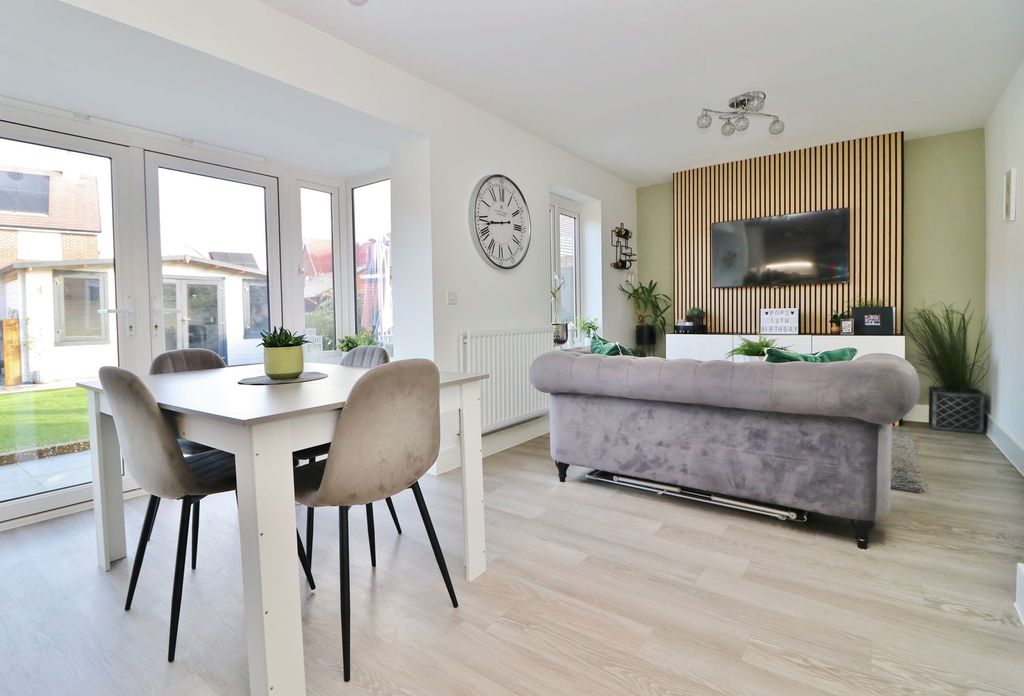 Property photo 3 of 28