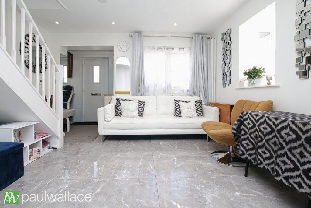 Property photo 2 of 8 Lounge