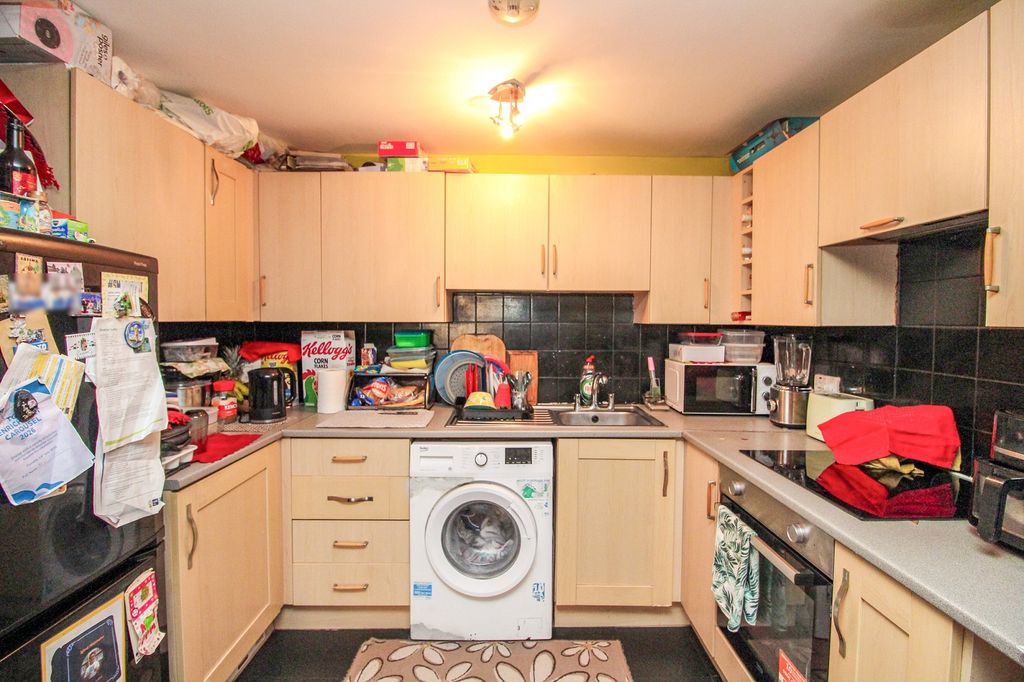 Property photo 3 of 8 Kitchen