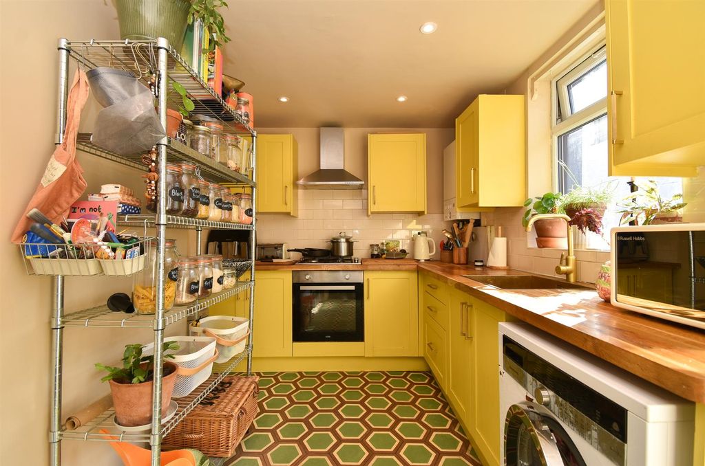 Property photo 3 of 19 Kitchen