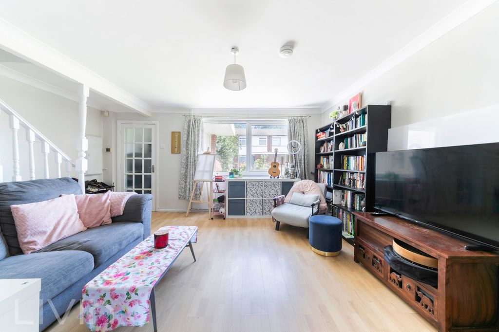 Property photo 2 of 19 4