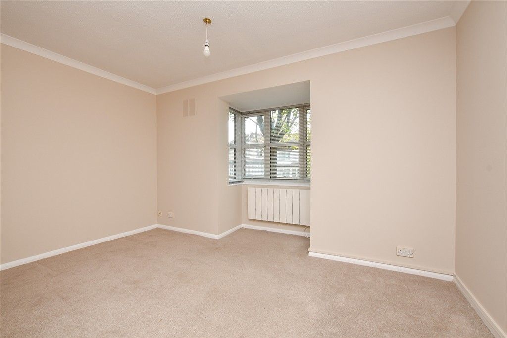 Property photo 3 of 12 Lounge