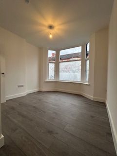 Property photo 3 of 6 Room