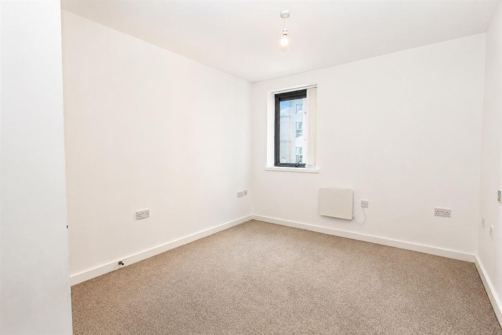 Property photo 3 of 6 Bright And Clean Empty Room With Soft Carpet...