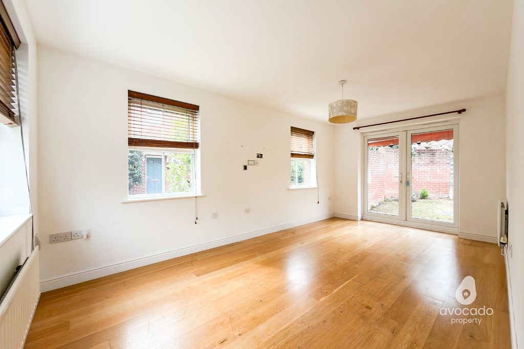 Property photo 2 of 18 5224413