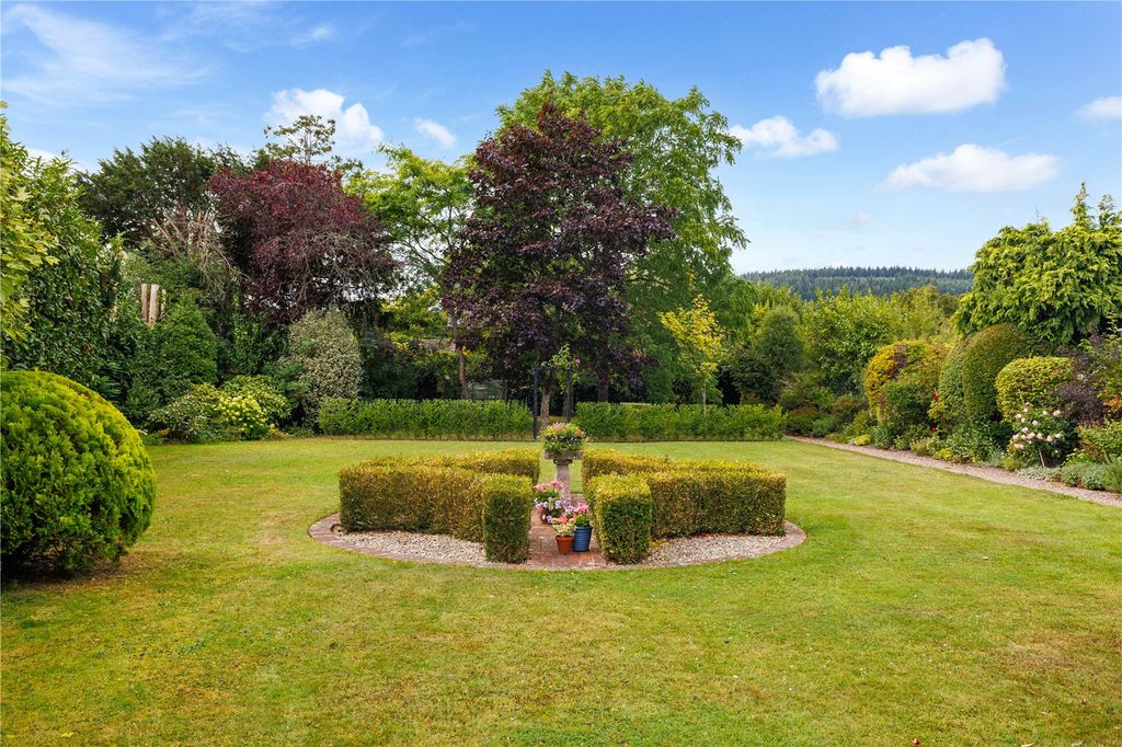 Property photo 2 of 25 Gardens