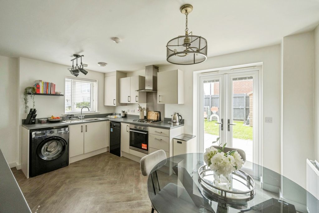 Property photo 3 of 17 Kitchen