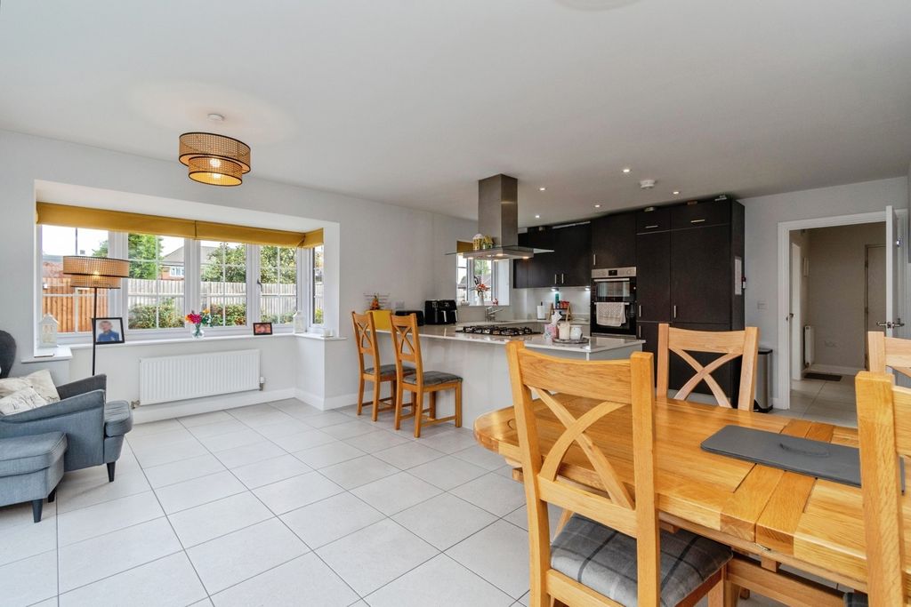 Property photo 2 of 31 Kitchen Diner Family