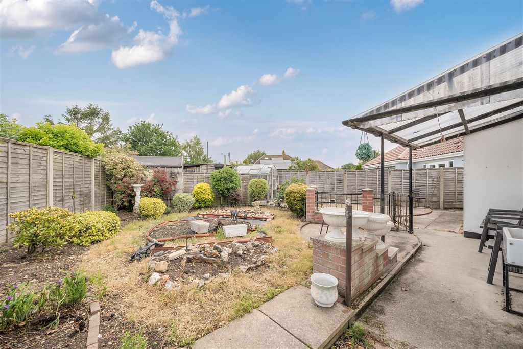 Property photo 3 of 13 Garden