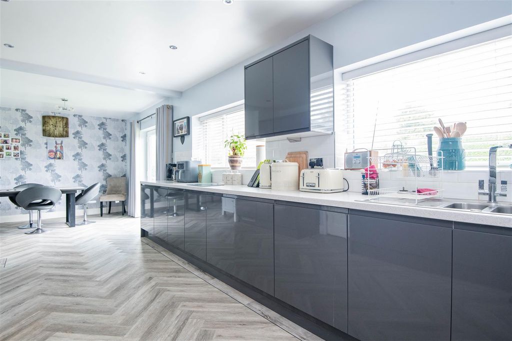 Property photo 3 of 26 Kitchen