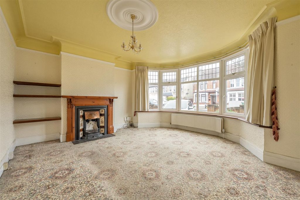 Property photo 2 of 27 Higham Station Avenue, E4