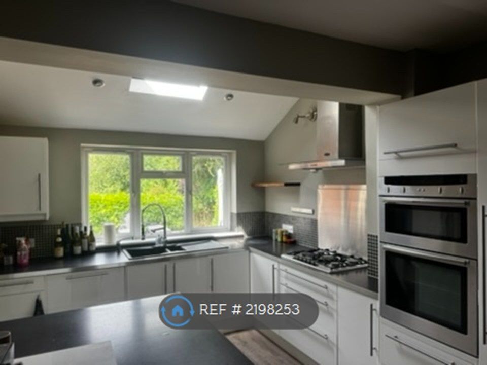 Property photo 2 of 19 Kitchen