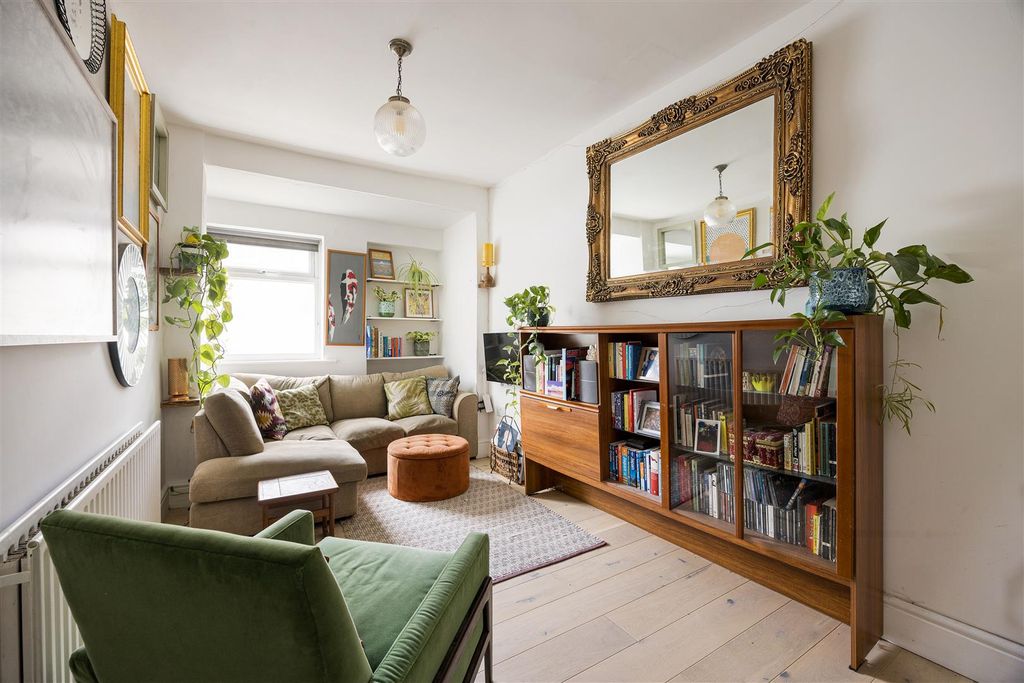Property photo 2 of 26 Pevensey Road, E17