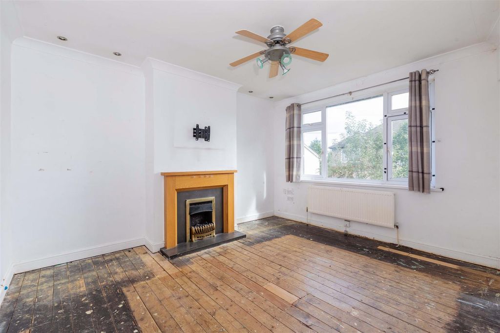 Property photo 2 of 12 6 Montrose Avenue-10.Jpg