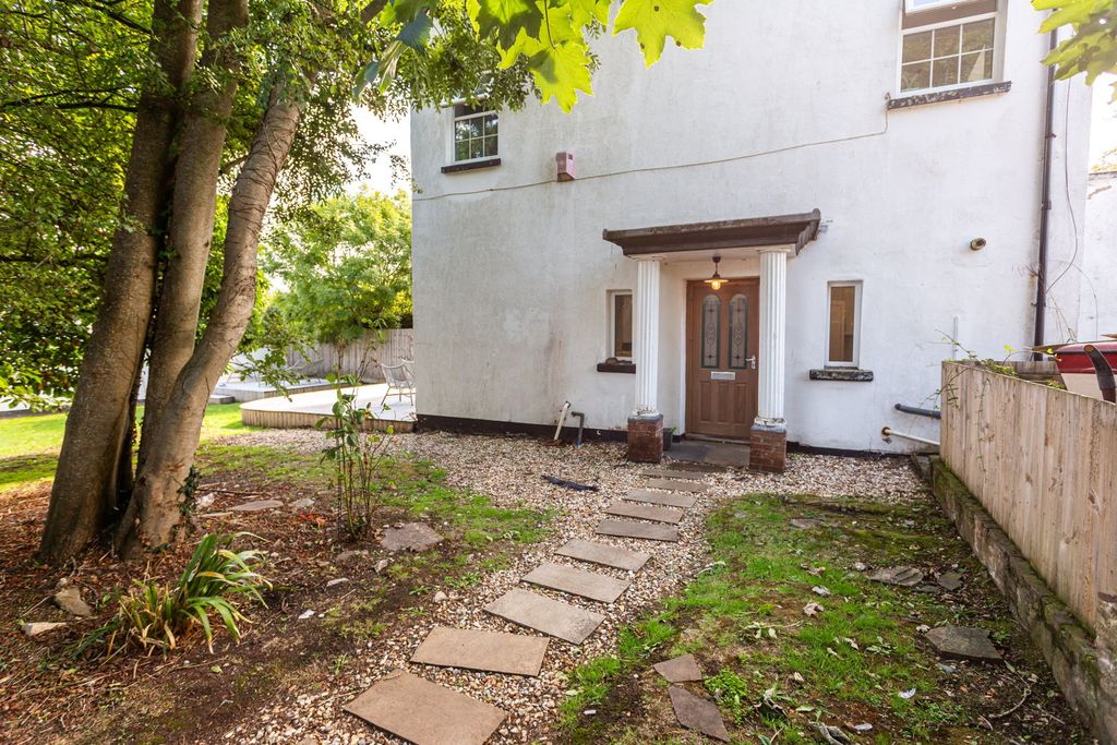 Property photo 2 of 28