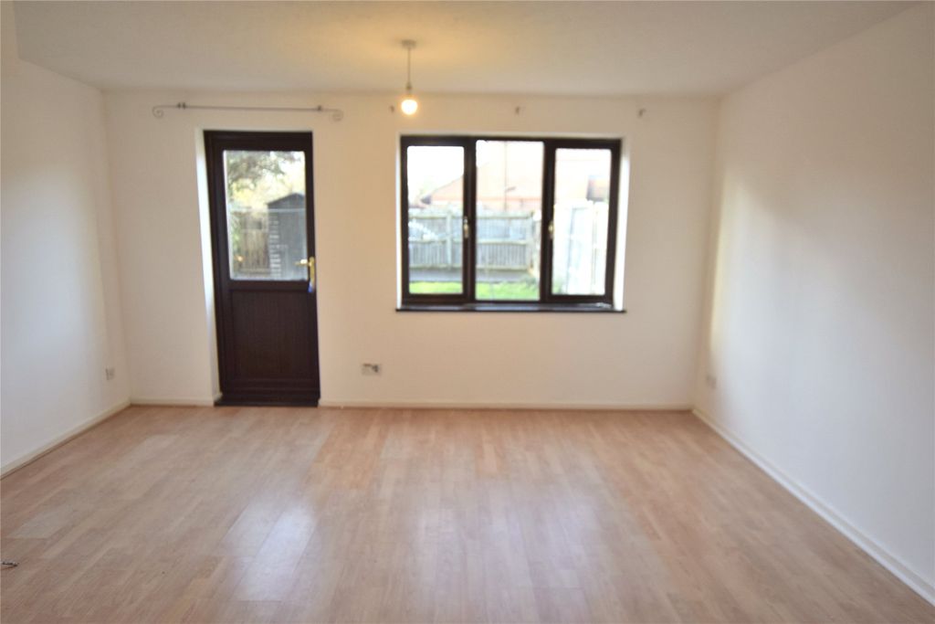 Property photo 3 of 8 Lounge