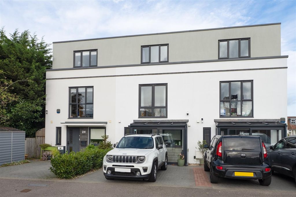 Property photo 1 of 18 Vulcan Close, Whitstable