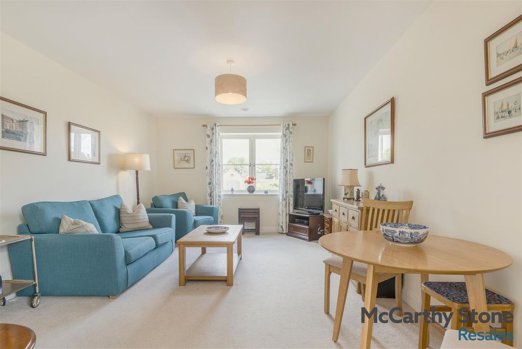 Property photo 3 of 21 8691556-Interior09.Jpg