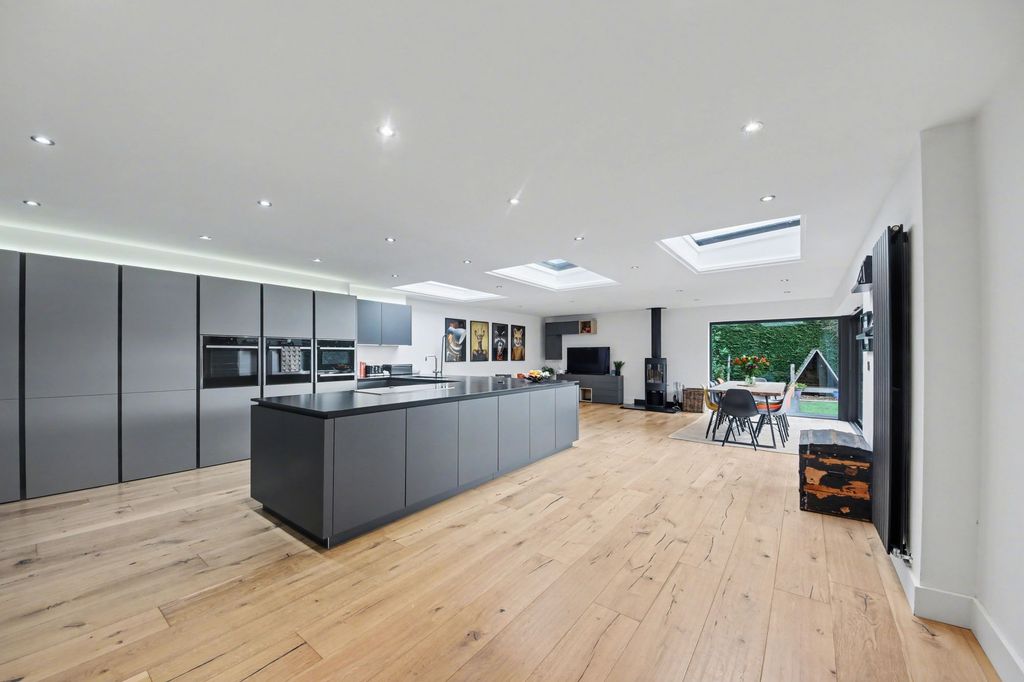 Property photo 2 of 23