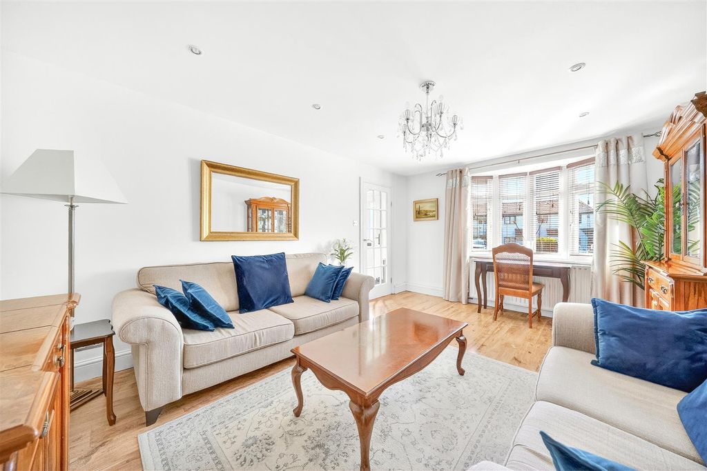 Property photo 2 of 17 Ashingdon Close, E4