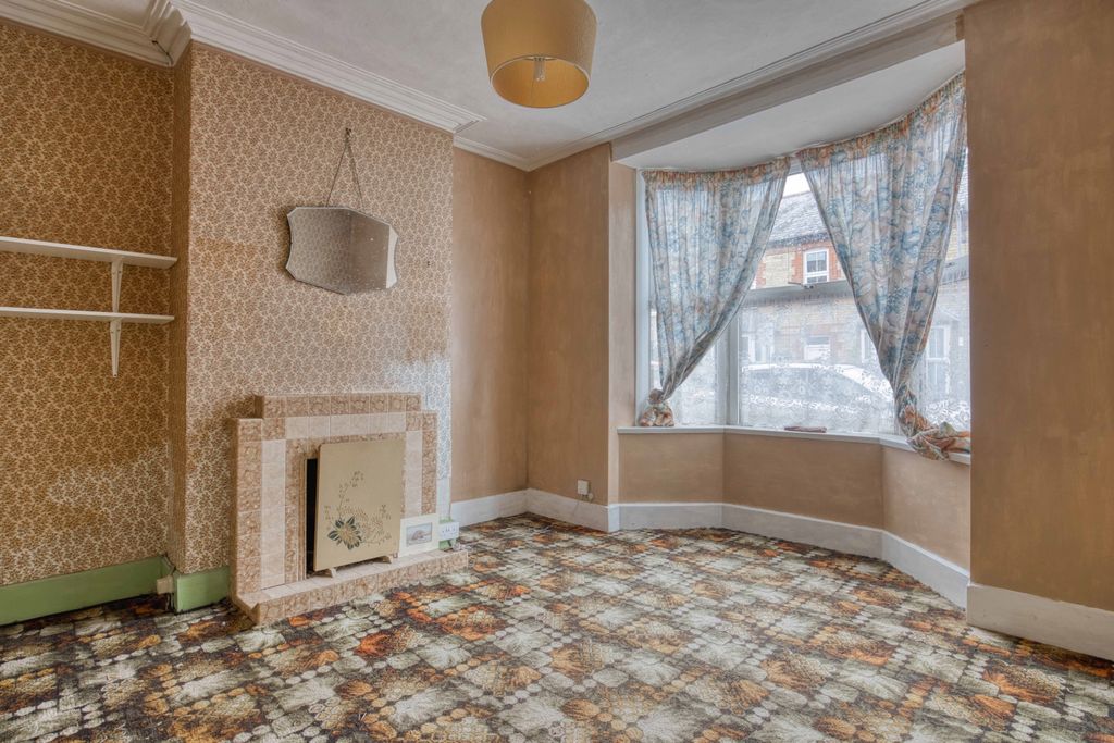 Property photo 3 of 14 Ewemove Taunton - Winchester St (5)