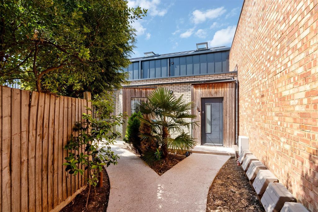 Property photo 1 of 11 Private Entrance