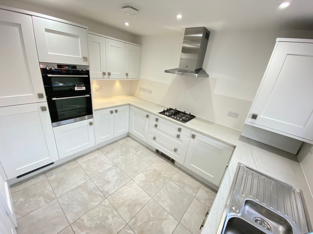 Property photo 3 of 10 Kitchen