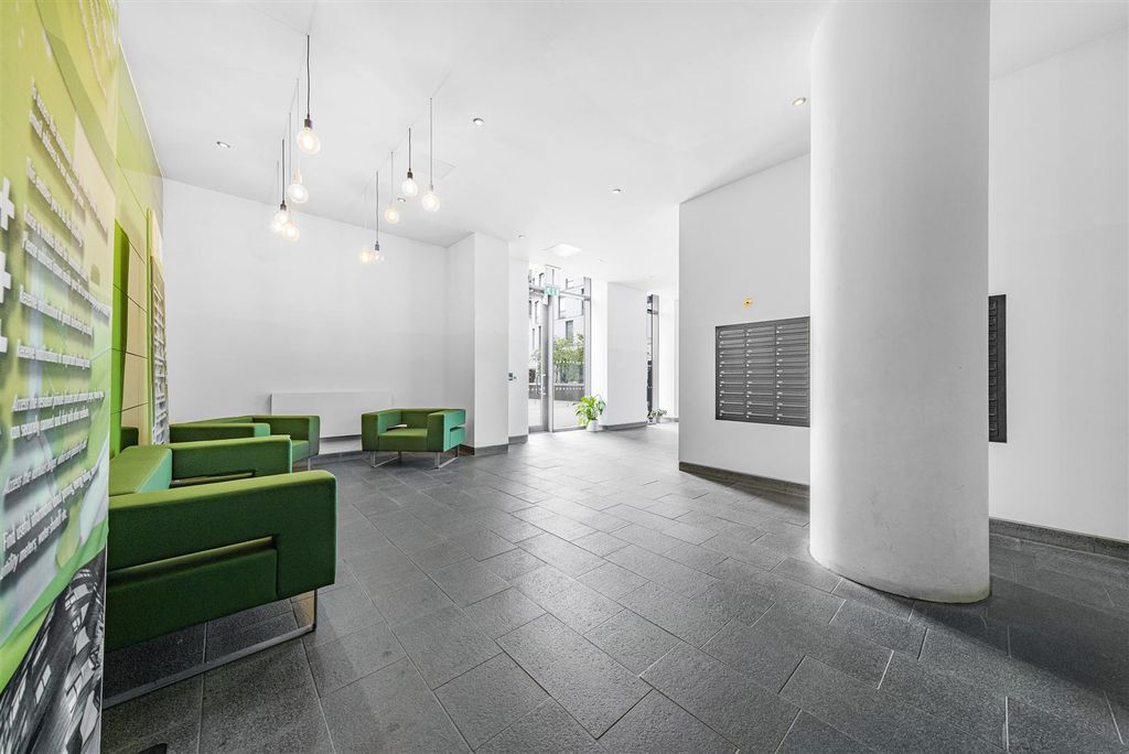 Property photo 3 of 8 Communal Entrance